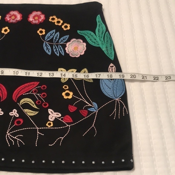 Gianni Bini Black Floral Vegan Faux Suede Embroidered Skirt Size Small - Picture 12 of 12